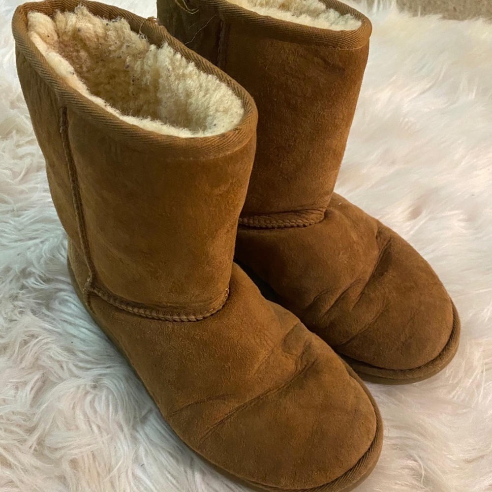 Classic Short chestnut Uggs Kids size 6 women’s 8.